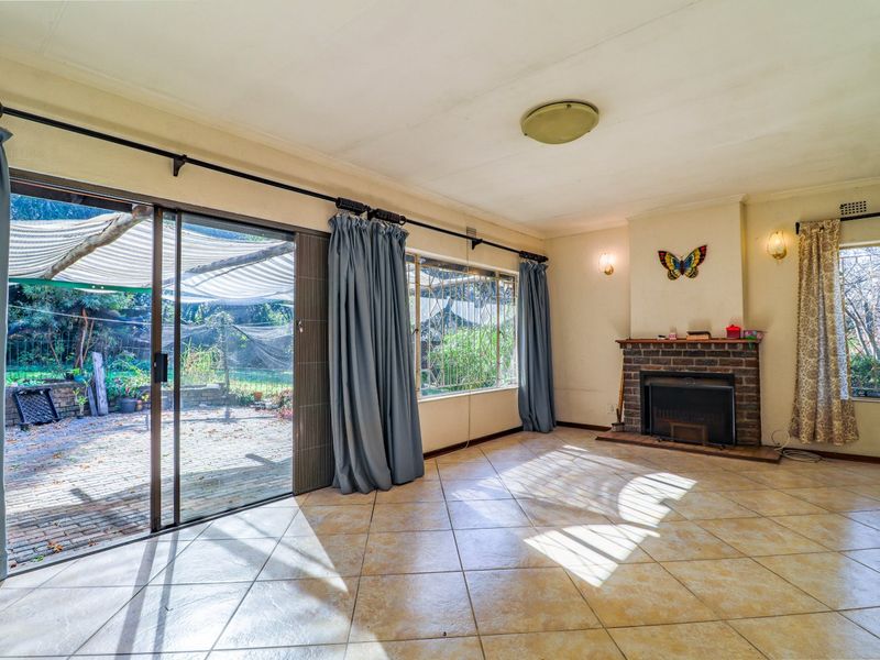 Unlock Hidden Value in Paulshof: Spacious 4 Bedroom Freehold Home with Huge Potential, First Time on Market in 31 Years! - Photo 9