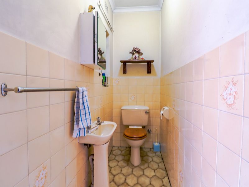 Unlock Hidden Value in Paulshof: Spacious 4 Bedroom Freehold Home with Huge Potential, First Time on Market in 31 Years! - Photo 8