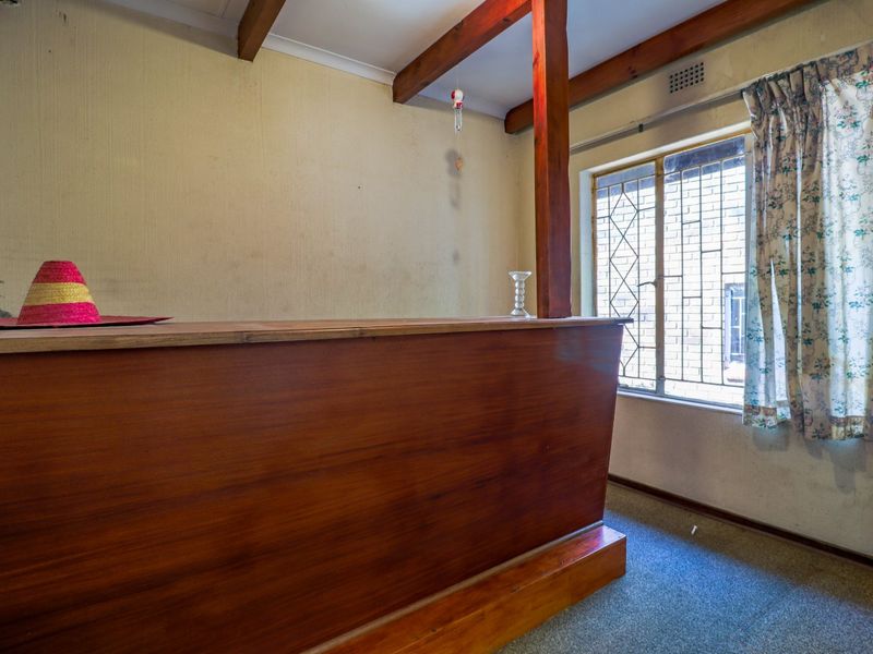 Unlock Hidden Value in Paulshof: Spacious 4 Bedroom Freehold Home with Huge Potential, First Time on Market in 31 Years! - Photo 7