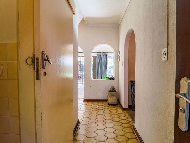 Unlock Hidden Value in Paulshof: Spacious 4 Bedroom Freehold Home with Huge Potential, First Time on Market in 31 Years! - Photo 6