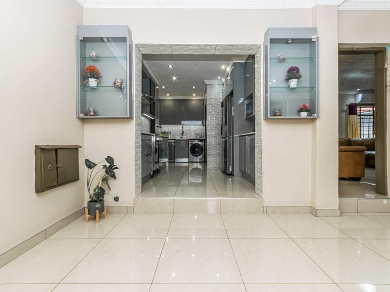 Ideal Modern Home for Sale in Laudium - Photo 8