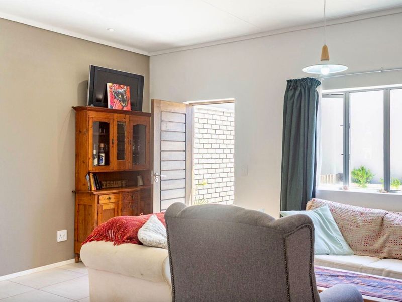 HOME FOR SALE IN BOSCHKLOOF COUNTRY ESTATE, GEORGE - Photo 8