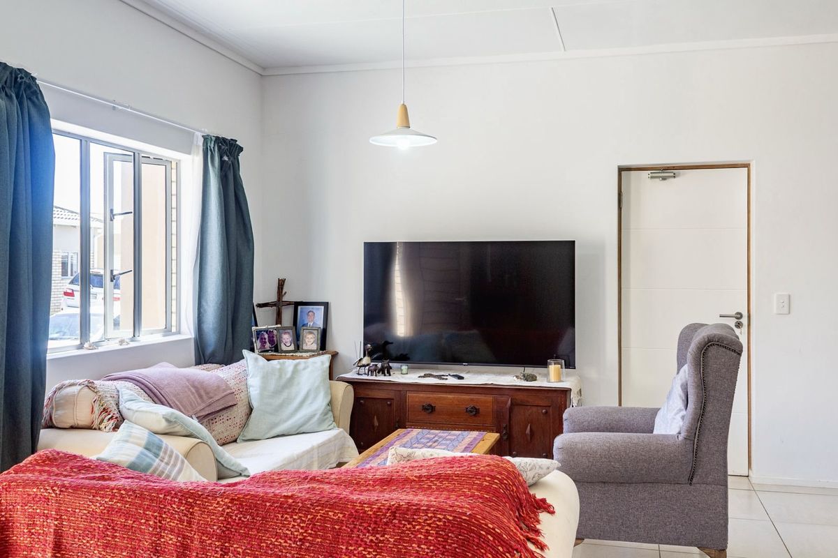 HOME FOR SALE IN BOSCHKLOOF COUNTRY ESTATE, GEORGE - Photo 3