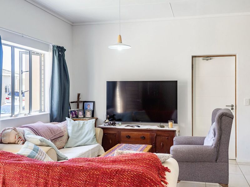 HOME FOR SALE IN BOSCHKLOOF COUNTRY ESTATE, GEORGE - Photo 3