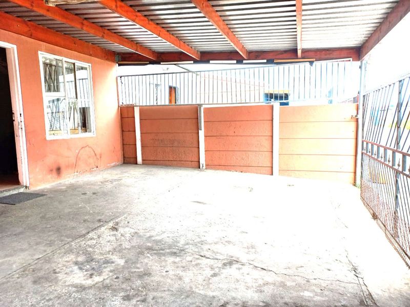 House For Sale in Devon Park - Photo 2