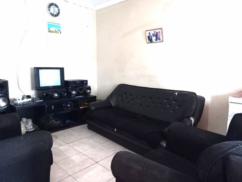 House For Sale in Devon Park - Photo 3