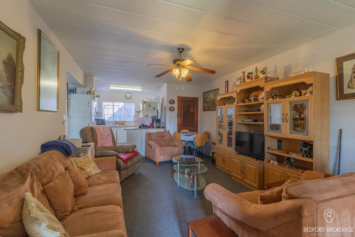 Charming 2-Bedroom Garden Apartment for Sale - Photo 4