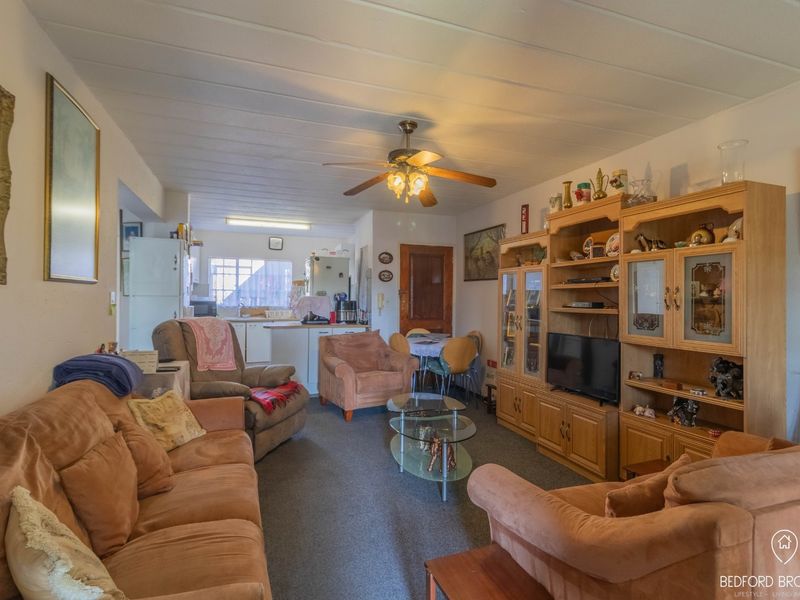 Charming 2-Bedroom Garden Apartment for Sale - Photo 4