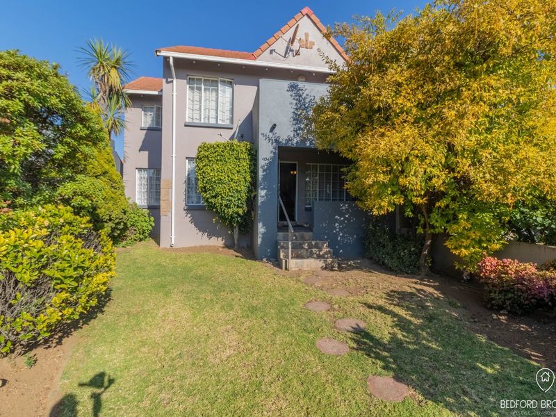 Charming 2-Bedroom Garden Apartment for Sale - Photo 2