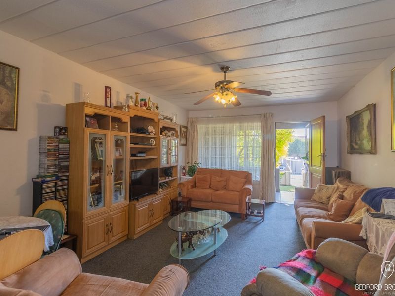 Charming 2-Bedroom Garden Apartment for Sale - Photo 6