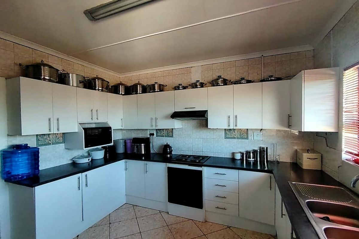 5 Bedroom House for Sale in Amalinda - Photo 2