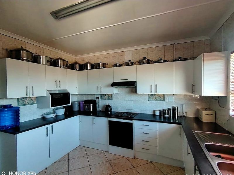 5 Bedroom House for Sale in Amalinda - Photo 2