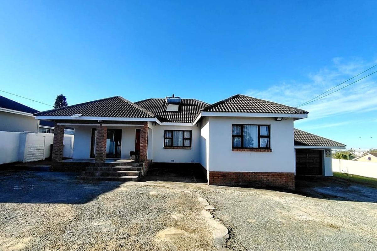 5 Bedroom House for Sale in Amalinda - Photo 4