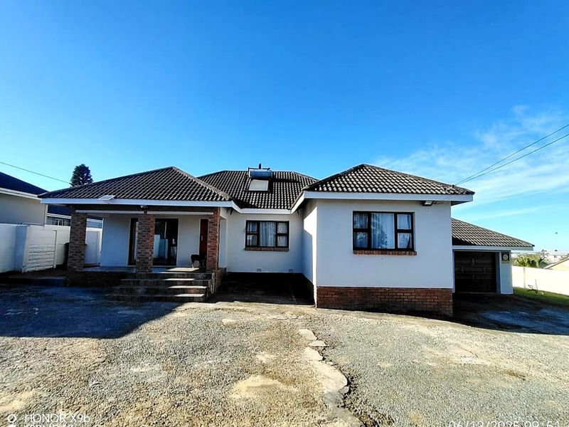 5 Bedroom House for Sale in Amalinda - Photo 4