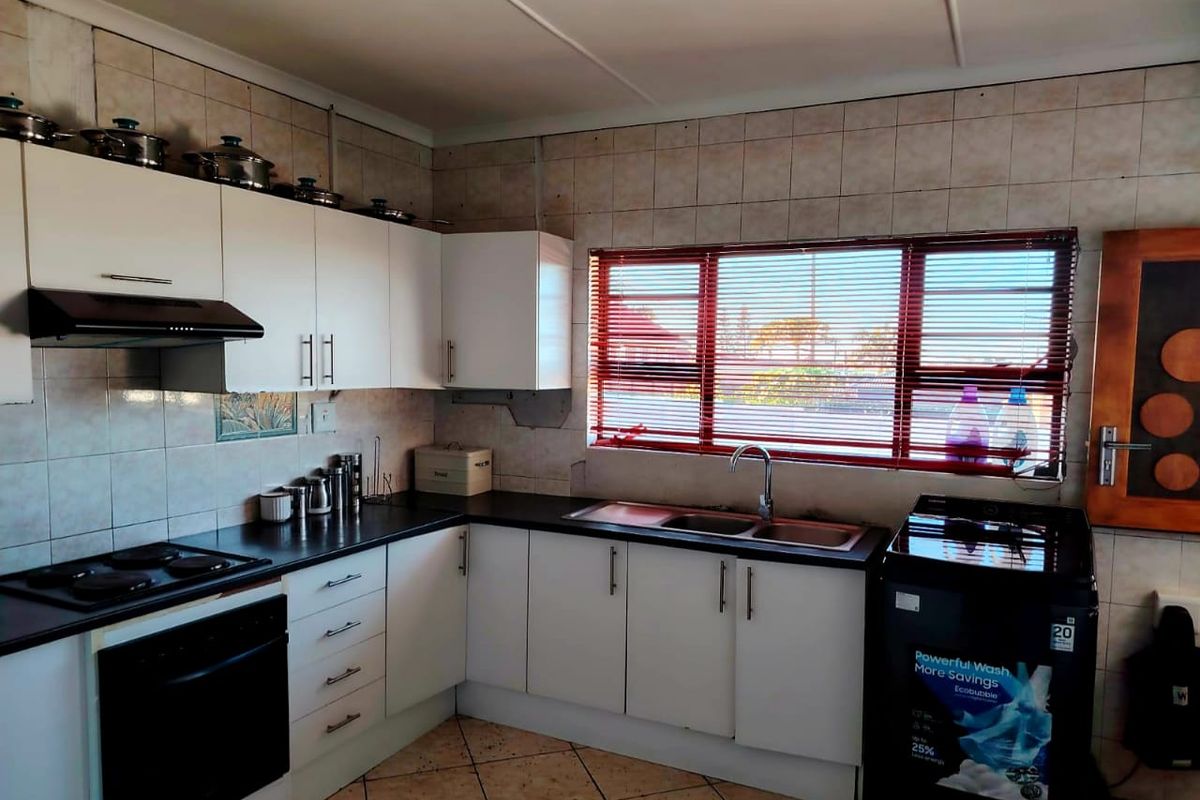 5 Bedroom House for Sale in Amalinda - Photo 3
