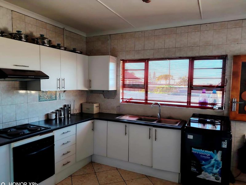 5 Bedroom House for Sale in Amalinda - Photo 3