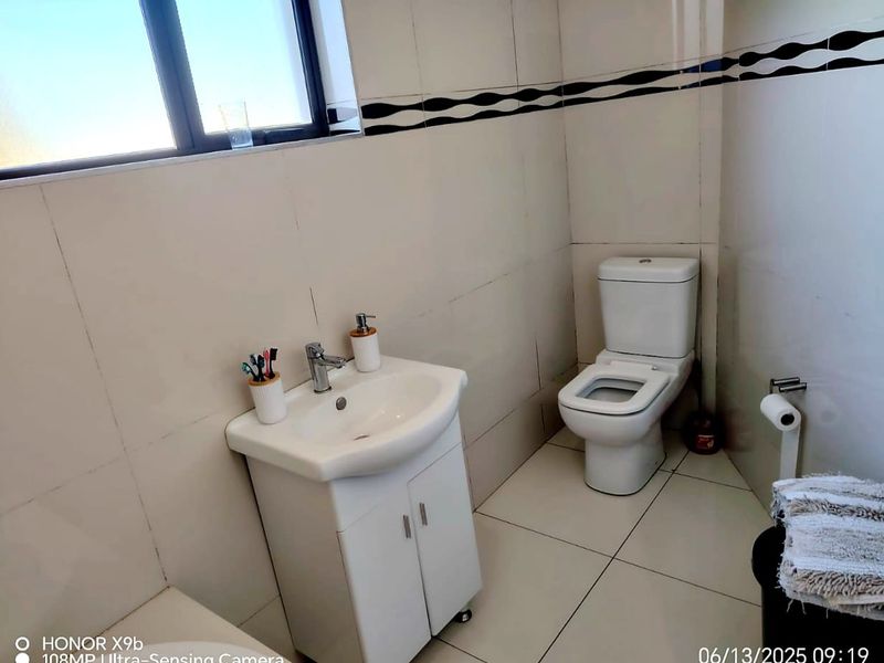5 Bedroom House for Sale in Amalinda - Photo 8