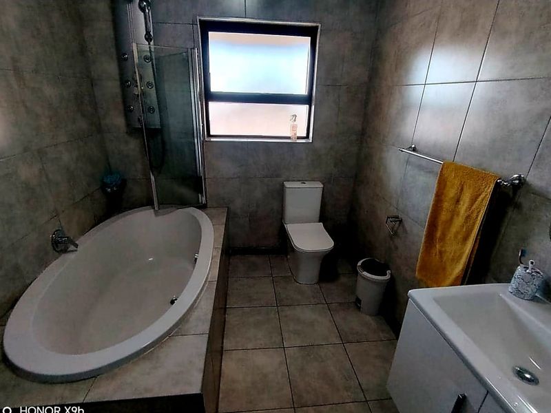 5 Bedroom House for Sale in Amalinda - Photo 7
