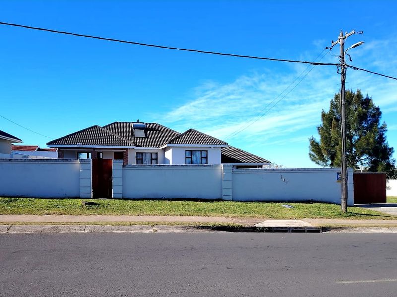 5 Bedroom House for Sale in Amalinda - Photo 6