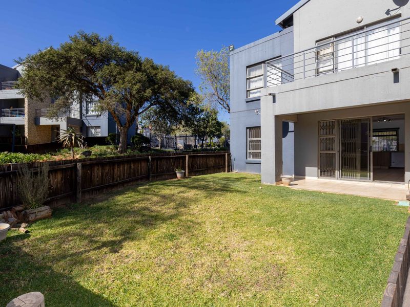 Tranquil Garden Retreat in the Heart of Greenstone Hill - Photo 1