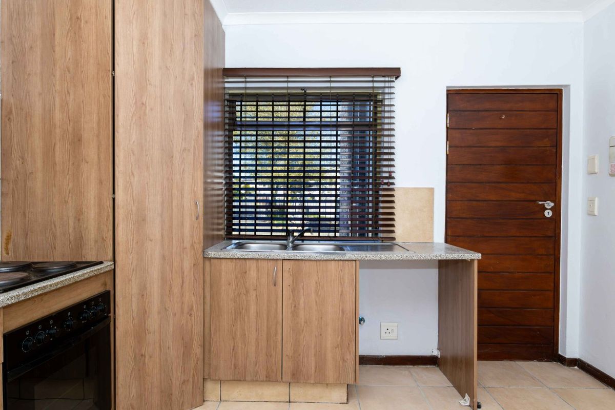 Tranquil Garden Retreat in the Heart of Greenstone Hill - Photo 4