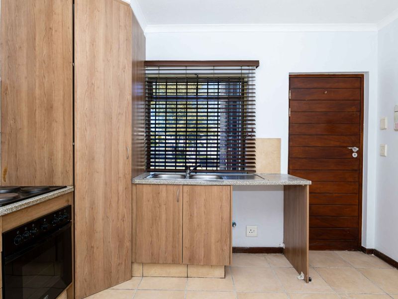 Tranquil Garden Retreat in the Heart of Greenstone Hill - Photo 4