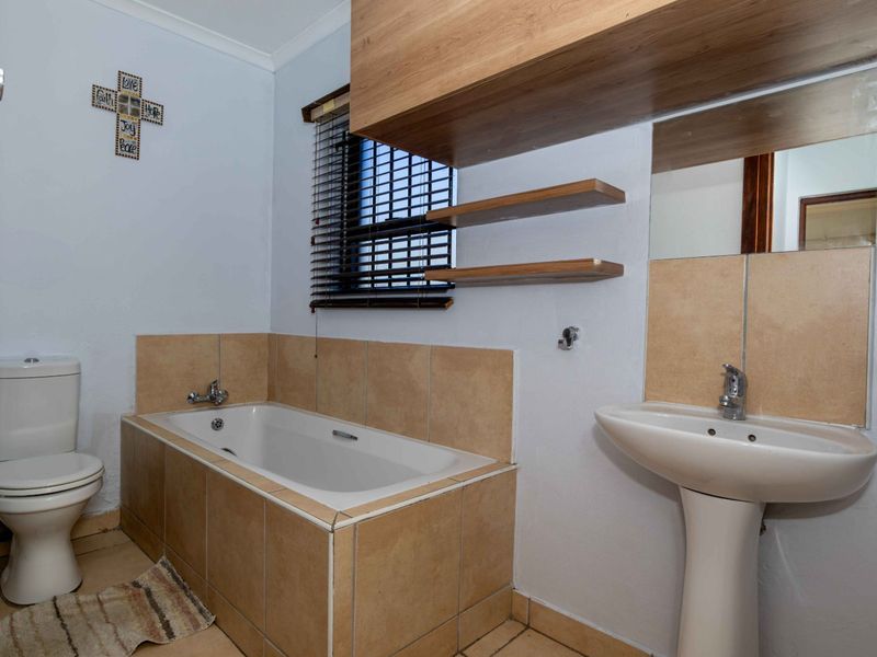 Tranquil Garden Retreat in the Heart of Greenstone Hill - Photo 10