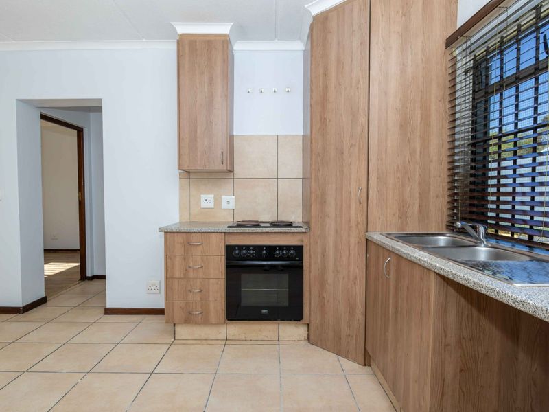 Tranquil Garden Retreat in the Heart of Greenstone Hill - Photo 3