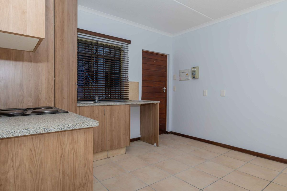 Tranquil Garden Retreat in the Heart of Greenstone Hill - Photo 5