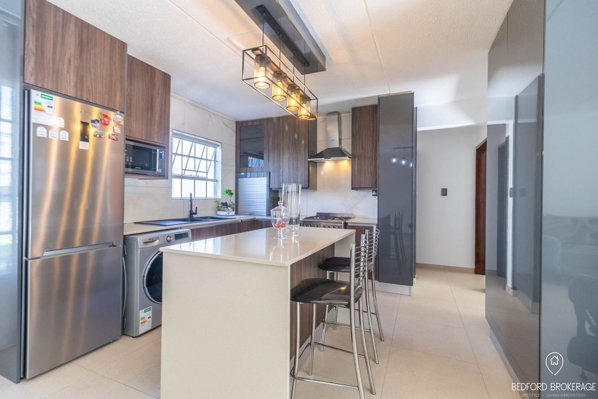 Modern 2-Bedroom Townhouse in Prime Melrose Location - Photo 2