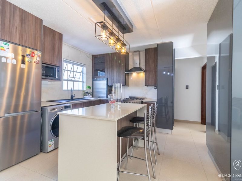 Modern 2-Bedroom Townhouse in Prime Melrose Location - Photo 2