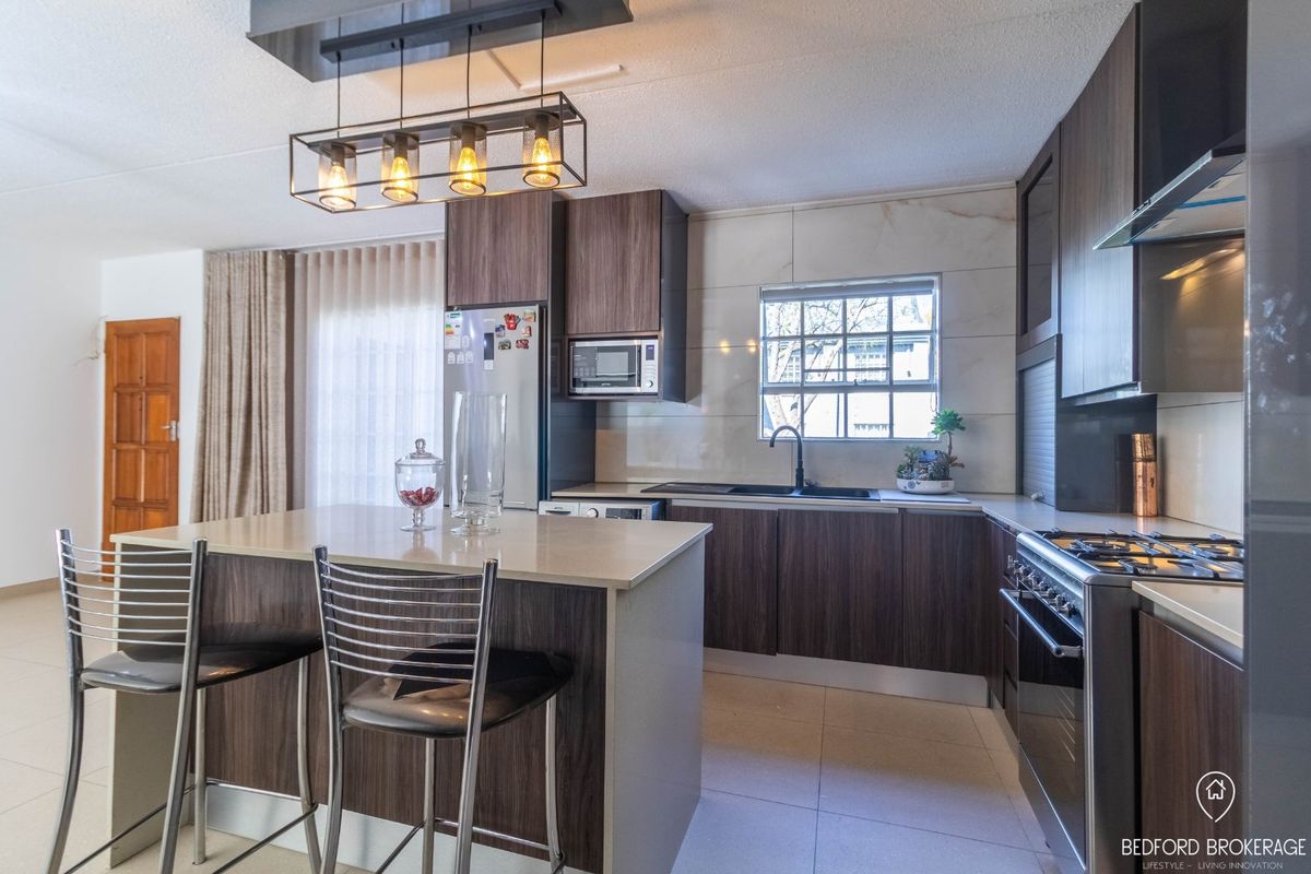 Modern 2-Bedroom Townhouse in Prime Melrose Location - Photo 2