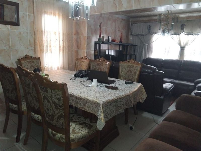 Charming Family Home with Ample Space and Modern Comforts - Photo 2