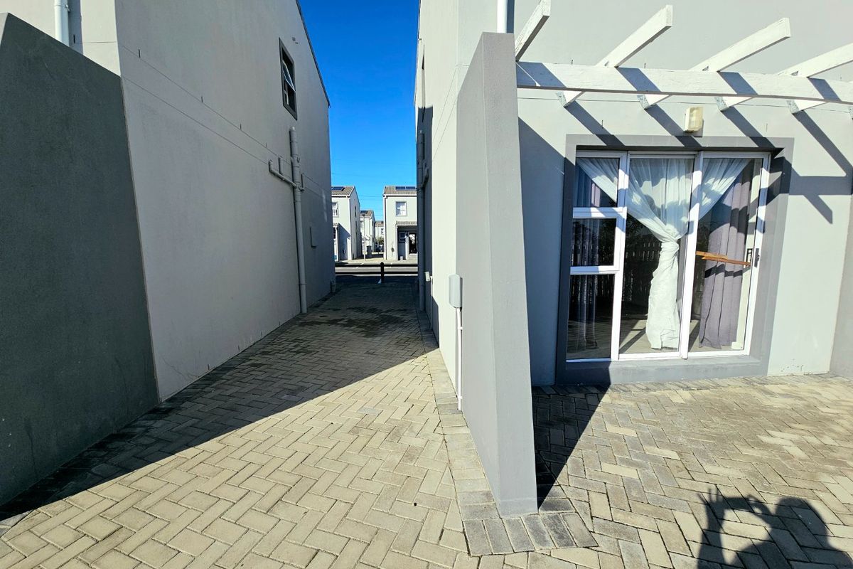 Modern two bedroom Townhouse/flat in secured complex - Photo 2