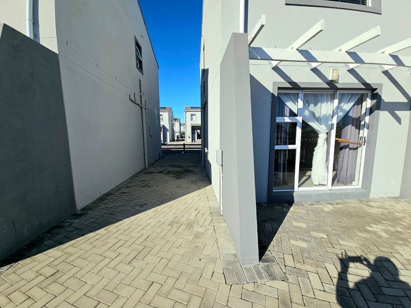Modern two bedroom Townhouse/flat in secured complex - Photo 2