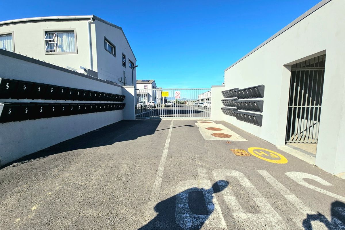 Modern two bedroom Townhouse/flat in secured complex - Photo 4