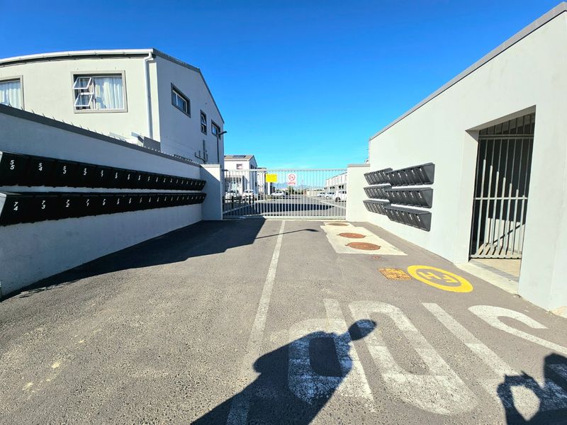 Modern two bedroom Townhouse/flat in secured complex - Photo 4