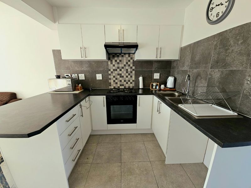 Modern two bedroom Townhouse/flat in secured complex - Photo 9