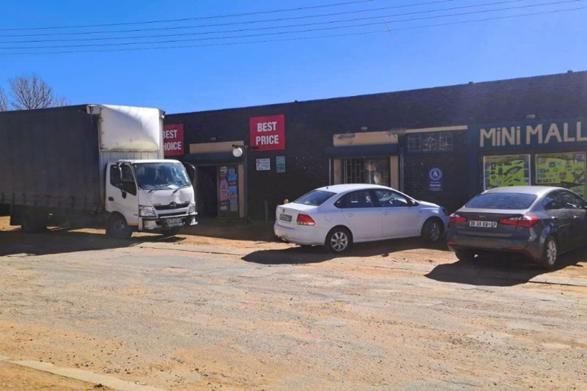 Versatile Commercial Property with Multiple Income Streams - Deneysville - Photo 5