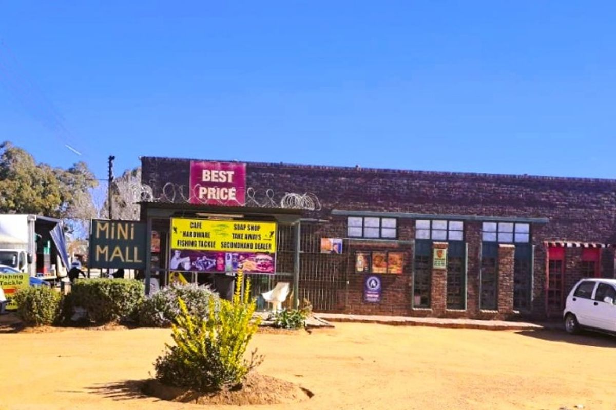 Versatile Commercial Property with Multiple Income Streams - Deneysville - Photo 2