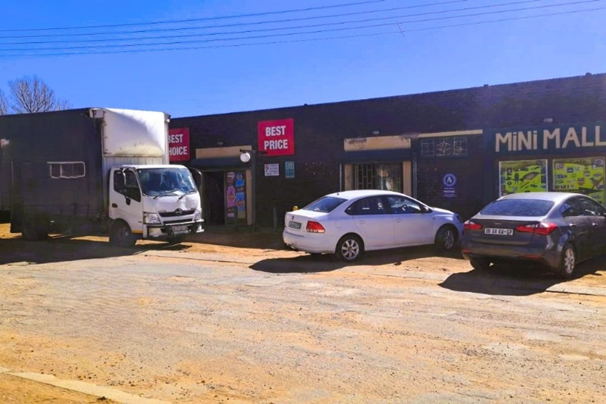 Versatile Commercial Property with Multiple Income Streams - Deneysville - Photo 3