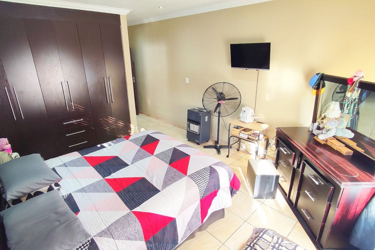 Amazing 3 Bedroom Home in Amberfield Valley! - Photo 3
