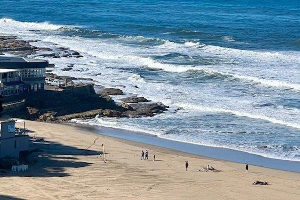 Stylish Top-Floor Coastal Apartment with Breathtaking Sea Views – Uvongo - Photo 2