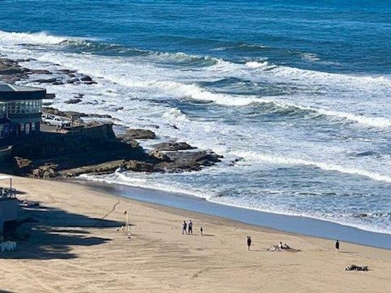 Stylish Top-Floor Coastal Apartment with Breathtaking Sea Views – Uvongo - Photo 2