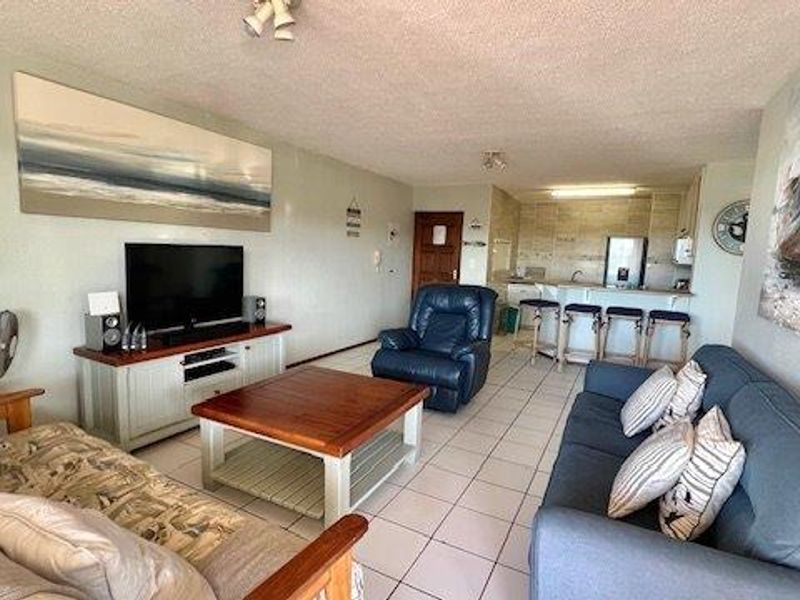 Stylish Top-Floor Coastal Apartment with Breathtaking Sea Views – Uvongo - Photo 9