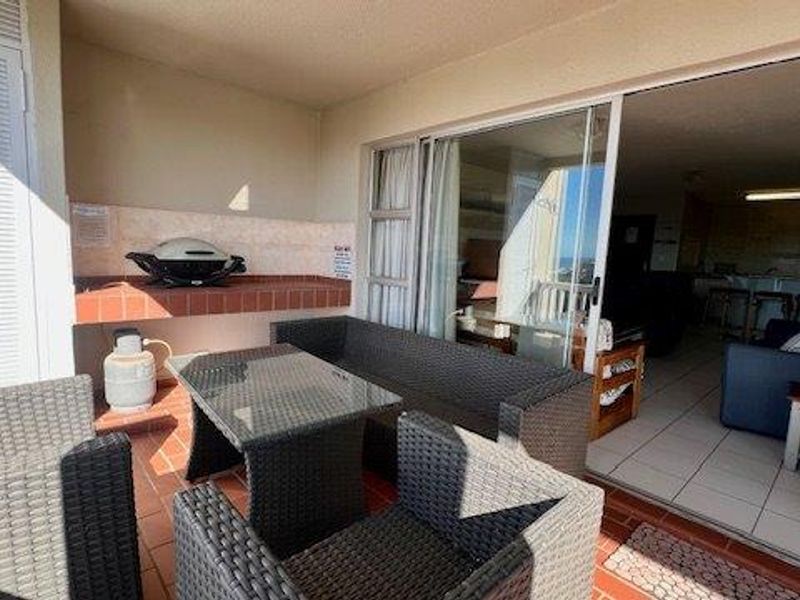 Stylish Top-Floor Coastal Apartment with Breathtaking Sea Views – Uvongo - Photo 8