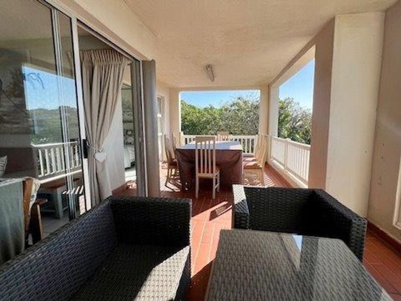 Stylish Top-Floor Coastal Apartment with Breathtaking Sea Views – Uvongo - Photo 6