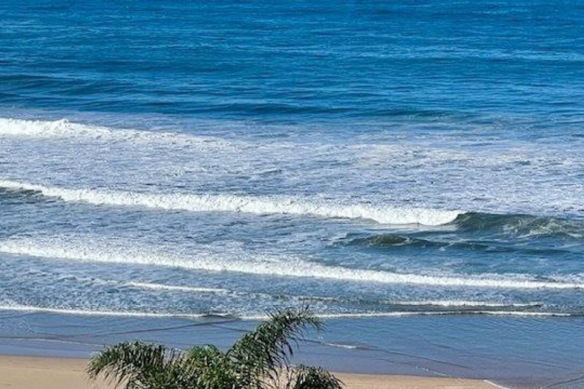 Stylish Top-Floor Coastal Apartment with Breathtaking Sea Views – Uvongo - Photo 3