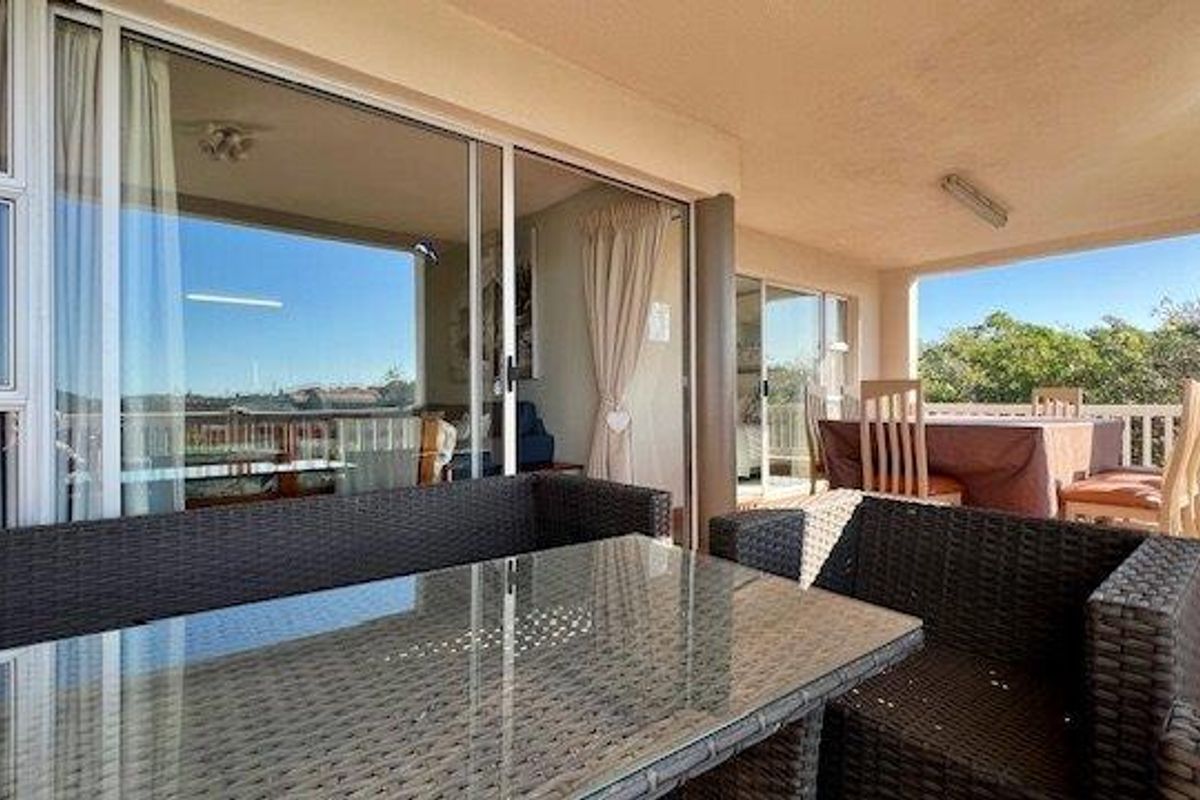 Stylish Top-Floor Coastal Apartment with Breathtaking Sea Views – Uvongo - Photo 5