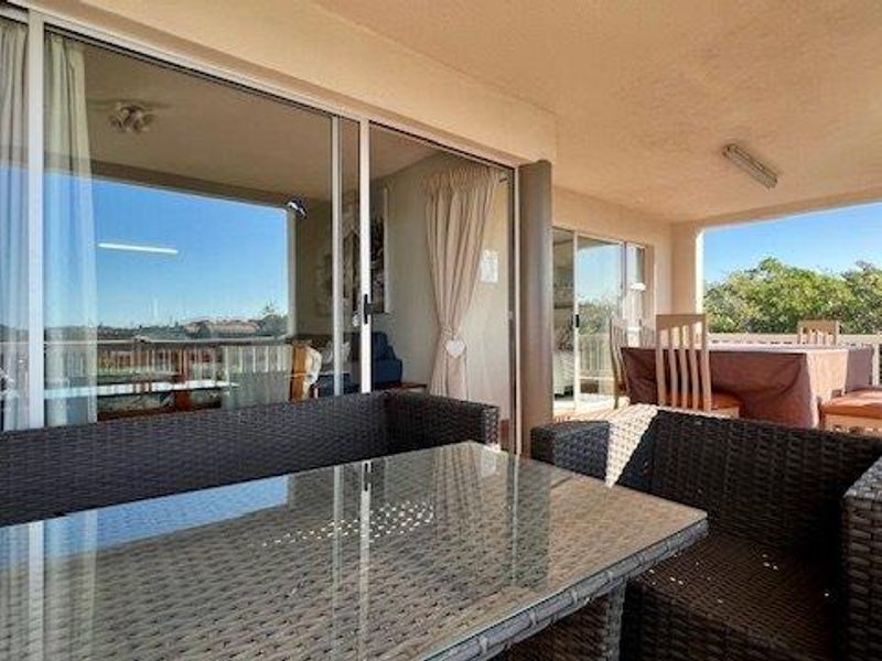 Stylish Top-Floor Coastal Apartment with Breathtaking Sea Views – Uvongo - Photo 5